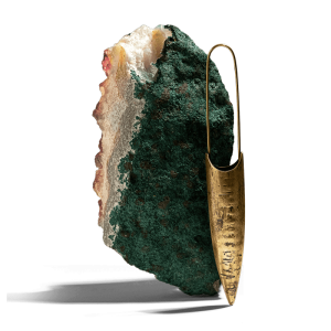 گوشواره دست ساز برنجی آویزه، بر روی سنگ معدنی سبز