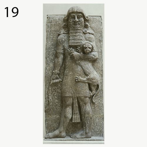 دیوارنگاره کاخ سارگون دوم به شکل شاه ایستاده و شیر نوزادی در بغل-