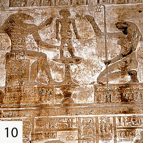 خنوم خدای رود نیل در حال ساختن انسان روی چرخ سفالگری- مصر