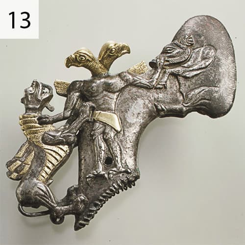 تبر نقره ای با نقش شاهین دو سر در جدال با گراز و شیردال- باختر مرو