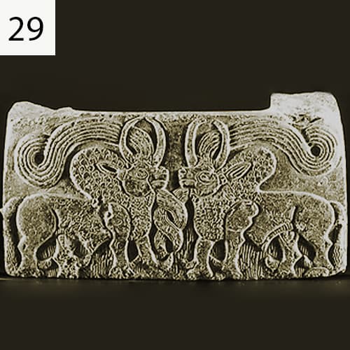 جسم سنگی با نقش مارهای پیچان و گاو نمادهای زمین و باران- جیرفت