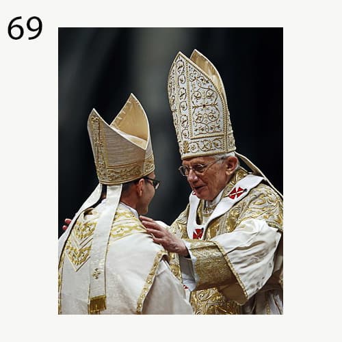کلاه میتر بر سر پاپ و اسقف