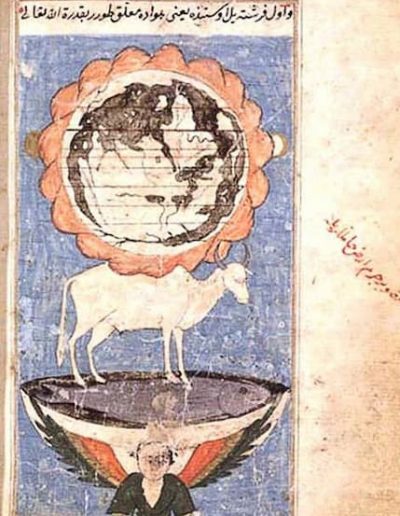 برگی از کتاب عجایب المخلوقات ذکریا قزوینی- دنیا بر پشت یک گاو (کوجاتا) که بر پشت یک ماهی (باهاموت) ایستاده حمل میشود