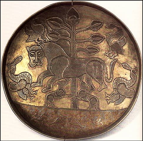 بشقاب نقره ساسانی با نقش دو ماهی (کرماهی) نگهبان ریشه های درخت زندگی